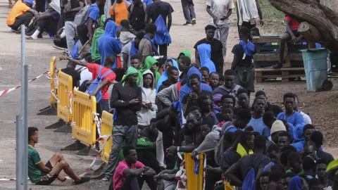Migrantes hacen cola en el interior centro de acogida de Las Raíces, en La Laguna (Tenerife).