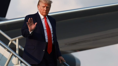 El expresidente estadounidense Donald Trump llega al Aeropuerto Internacional Hartsfield-Jackson de Atlanta, Georgia, el 24 de agosto de 2023.