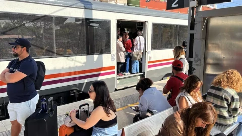 3-5-2023 Passatgers esperant a l'estació de Castelldefels de l'R2 de Rodalies aquest dimarts
