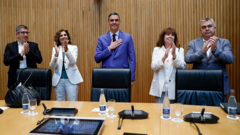 El presidente del Gobierno, Pedro Sánchez, agradece los aplausos de los senadores y diputados del PSOE, incluidos el diputado Santos Cerdán (d), la senadora Cristina Narbona (2d), el portavoz en el Congreso Patxi López (i), y la ministra de
