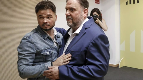 El líder de ERC, Oriol Junqueras, y el diputado republicano Gabriel Rufián, tras una rueda de prensa el 29 de mayo de 2023.