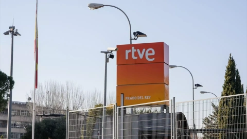 Foto de archivo. Logotipo de Radio Televisión Española en la sede de Prado del Rey, Madrid, (España).