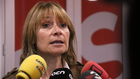 La viceprimera secretària d'Organització del PSC, Lluïsa Moret, atenent els mitjans a la seu del partit