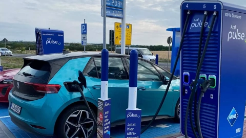 Imagen de archivo de un vehículo eléctrico en un punto de recarga en Bernburg, Alemania.