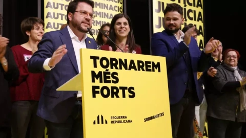 10/11/2019 - Pere Aragonès amb Marta Vilalta, Gabriel Rufián i altres dirigents d'ERC celebrant el triomf del partit a les generals del 10 de novembre de 2019.