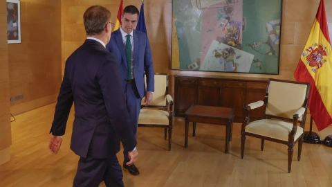 El presidente del gobierno en funciones, Pedro Sánchez (d), mantiene una reunión con el presidente del Partido Popular, Alberto Núñez Feijóo