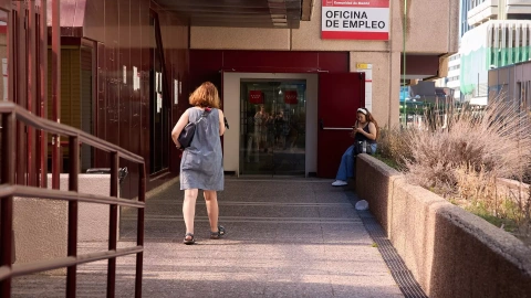 10/07/2023 Una mujer se dirige a una oficina del SEPE