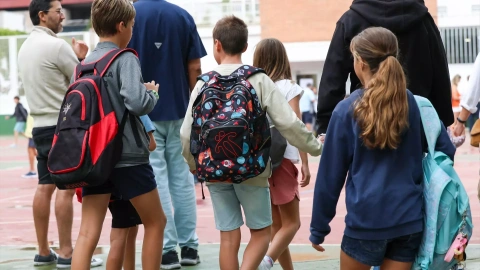 Varios alumnos con mochilas llegan al colegio Arturo Soria, el primer día de curso escolar, a 6 de septiembre de 2023, en Madrid (España).