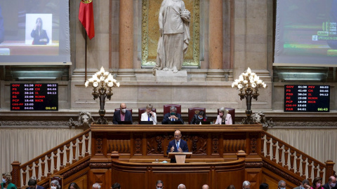 El ministro de Estado y Finanzas, Joao Leao, pronuncia un discurso a los parlamentarios durante el debate y la votación sobre la propuesta de presupuesto estatal para 2022 en el Parlamento portugués en Lisboa, Portugal, el 27 de octubre de