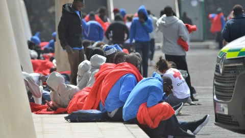 Varios migrantes son atendidos en el Puerto de la Restinga, a 11 de agosto de 2023, en El Pinar de El Hierro, El Hierro, Islas Canarias.