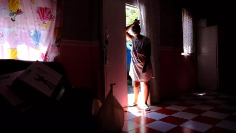 Una mujer dentro de su casa en medio de una ola de calor en el barrio desfavorecido de Cañada del Real, en las afueras de Madrid, a 11 de agoosto de 2023.