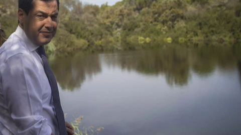 El presidente de la Junta de Andalucía, Juanma Moreno, en el Charco del Acebrón, tras la reunión de Consejo de Gobierno, En el Parque Nacional de Doñana, Huelva (Andalucía, España) a 15 de octubre de 2019.