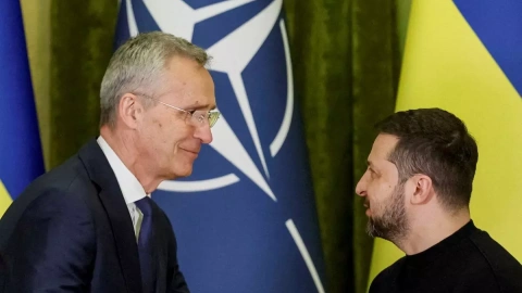 Imagen de archivo del secretario general de la OTAN, Jens Stoltenberg, y el presidente de Ucrania, Volodimir Zelenski, en una conferencia de prensa conjunta, a 20 de abril de 2023.