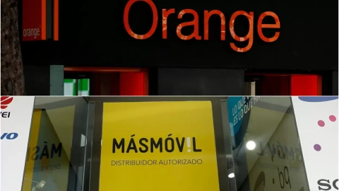 Los logos de Orange y de MasMovil, en sendas tiendas en Madrid.