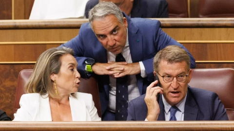 La secretaria general del PP, Cuca Gamarra, conversa con el coordinador general del partido, Elías Bendodo, en presencia del presidente del PP, Alberto Núñez Feijóo, durante la Sesión Constitutiva de la XV Legislatura en el Congreso de los