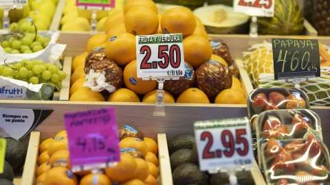 Diferentes frutas en una frutería en un puesto de un mercado, a 15 de marzo de 2023, en Madrid.