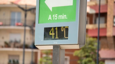 Un termómetro situado en el cruce de la Calle Hellín con la Avenida de España marca 41 ºC, a 11 de julio de 2023, en Albacete, Castilla-La Mancha.