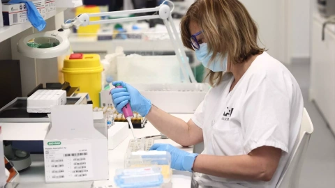 Una técnico de laboratorio trabaja con pruebas PCR para detectar casos de viruela del mono