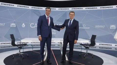Los candidatos a la presidencia del Gobierno, el socialista Pedro Sánchez (i) y el popular Alberto Núñez Feijoo, antes de iniciar el debate electoral hoy lunes en Madrid. EFE/ Juanjo Martín.
