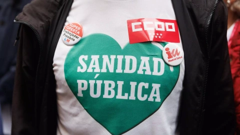 Médicos y profesores se reúnen durante una protesta frente a la Consejería de Sanidad, a 26 de mayo de 2023, en Madrid (España).