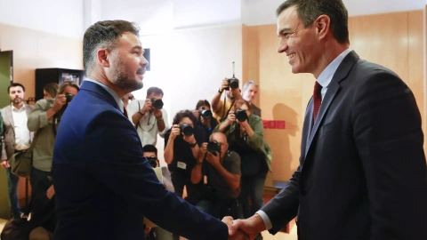 El presidente del Gobierno en funciones, Pedro Sánchez (d), se reúne con el portavoz de ERC en el Congreso, Gabriel Rufián (i), en el marco de la ronda de contactos para lograr su investidura