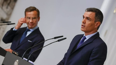 El presidente del Gobierno, Pedro Sánchez (d), durante la rueda de prensa conjunta celebrada con el primer ministro de Suecia, Ulf Kristersson, tras mantener un encuentro este lunes en el Palacio de la Moncloa