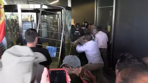 Altercados entre ganaderos y policías a las puertas de la Delegación Territorial de la Junta en Salamanca este 5 de junio de 2023.
