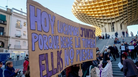 Mujeres con ropa negra en silencio en la concentración convocada en las Setas, por el movimiento asociativo de Sevilla Feministas en Red contra la violencia machista a 02 de febrero del 2023 en Sevilla