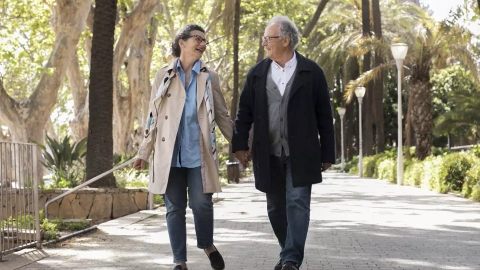 Una pareja pasea de la mano al aire libre (Archivo). — Freepik