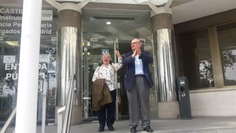 Julio Pacheco y su compañera, Rosa García Alcón, a su salida del juzgado este viernes