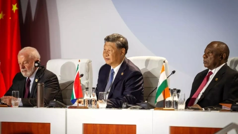 El presidente brasileño Luiz Inacio Lula da Silva, el presidente chino Xi Jinping y el presidente sudafricano Cyril Ramaphosa asisten al diálogo de los Amigos de los líderes BRICS durante la 15ª Cumbre de BRICS, en Johannesburgo, Sudáfrica,