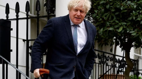 El ex primer ministro británico Boris Johnson sale de su casa en Londres, a 21 de marzo de 2023.