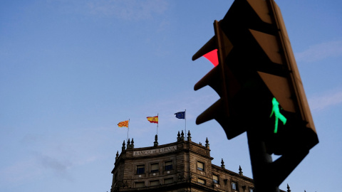 El edificio del Banco de España en Barcelona, cerca de un semáforo en rojo. REUTERS/Nacho Doce