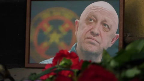 Una imagen del líder de PMC Wagner, Yevgeny Prigozhin, se encuentra en un memorial informal en el centro de Rostov-on-Don, Rusia, el 24 de agosto de 2023.
