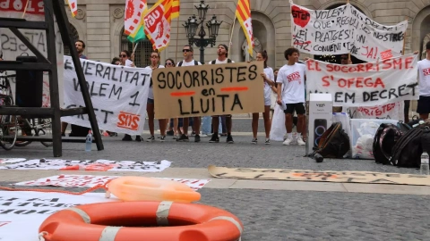 20/06/2023 - La concentració que els socorristes han protagonitzat aquest dimarts a la plaça Sant Jaume de Barcelona.