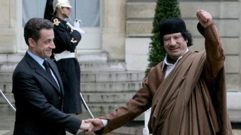 El líder libio, Muamar el Gadafi (dcha.), es recibido por el presidente francés, Nicolas Sarkozy, en el palacio del Elíseo.