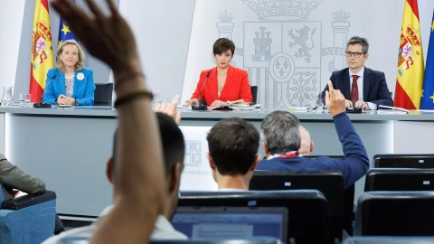 La vicepresidenta primera y ministra de Asuntos Económicos y Transformación Digital, Nadia Calviño; la ministra Portavoz y de Política Territorial, Isabel Rodríguez y el ministro de la Presidencia, Relaciones con las Cortes y Memoria Democr