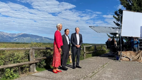 El presidente de la Reserva Federal, Jeremo Powell (i), posa con la presidenta del BCE, Christine Lagarde (d), y el gobernador del Banco de Japón, Kazuo Ueda (c), en la tradicional reunión de dirigentes de bancos centrales del mundo en la l