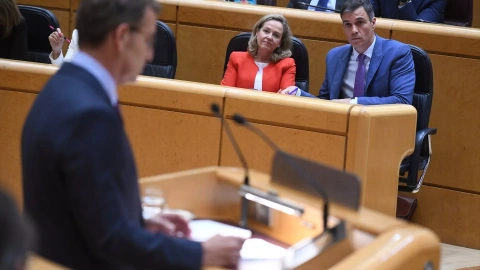La vicepresidenta primera y ministra de Asuntos Económicos y Transformación Digital, Nadia Calviño, y el presidente del Gobierno, Pedro Sánchez, durante un pleno del Senado, a 25 de abril de 2023, en Madrid (España). Sánchez y Feijóo se enf