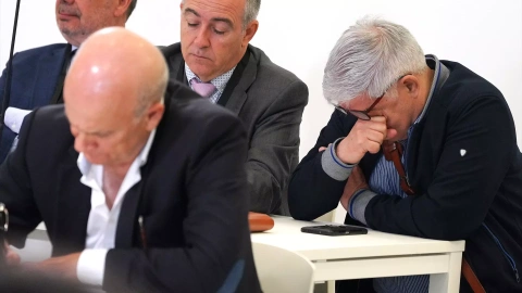 En el banquillo de los acusados se sientan el maquinista Francisco Garzón y el ex director de seguridad de Adif –el administrador ferroviario– Andrés Cortabitarte.