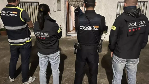 Agents dels Mossos i la Policia Nacional en una de les entrades