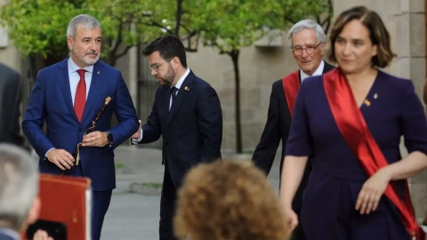 El presidente de la Generalitat, Pere Aragonès, recibe al nuevo alcalde de Barcelona, Jaume Collboni, del PSC, y a los nuevos concejales, entre ellos, Xabier Trías (JUnts) y Ada Colau (En Comú Podem). E.P./ Alberto Paredes