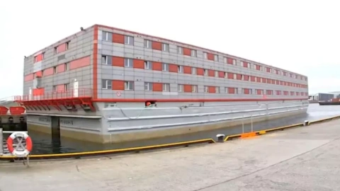 El polémico barco Bibby Stockholm, donde el Reino Unido quiere encerrar a 500 solicitantes de asilo.