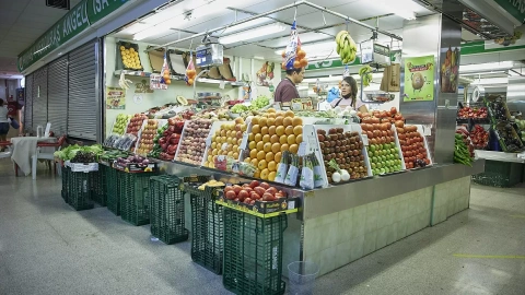 Un estante de frutas en el Mercado Municipal de Pacífico, a 6 de agosto de 2022, en Madrid.