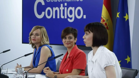 La ministra de Política Territorial y portavoz de Gobierno, Isabel Rodríguez, junto a las ministras de Educación, Pilar Alegría, y de Ciencia e Innovación, Diana Morant.
