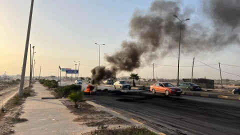 Un bloqueo en una carretera a las afueras de Trípoli, la capital libia, por protestas tras el encuentro de su ministra de exteriores con su homólogo israelí.