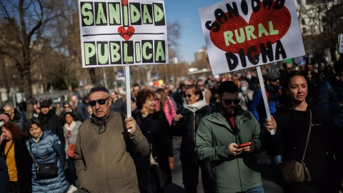 Miles de personas marchan contra el desmantelamiento de la Sanidad Pública, en la protesta bajo el lema 'Madrid se levanta y exige una Sanidad pública', hacia la plaza de Cibeles, a 12 de febrero de 2023, en Madrid (España).