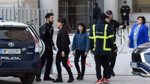 Agentes de policía detienen a activistas de Femen tras una protesta contra la ley mordaza.