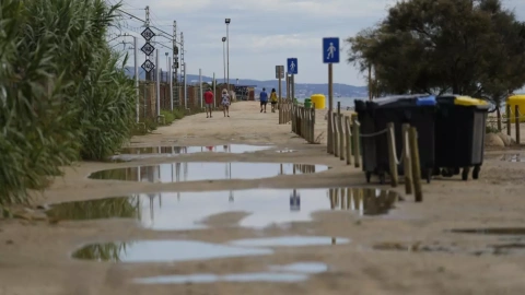 Aspecto de la playa de Vilassar de Mar (Barcelona) tras el temporal de lluvia, viento y granizo que afectó desde ayer a Cataluña.