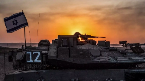 Un soldado israelí sobre un tanque cerca de la frontera entre Gaza e Israel, en la ciudad de Sderot, a 12 de octubre de 2023.